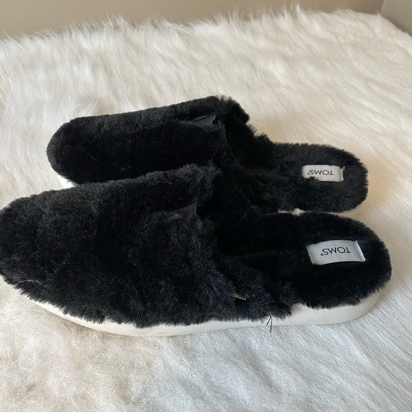 TOMS Women's Alpargata Mallow Black Furry Slippers 9 - Picture 1 of 8